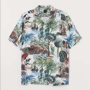 NWOT - H&M patterned resort Shirt - SIZE MD